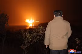 Nhà lãnh đạo Triều Tiên Kim Jong-un thị sát vụ phóng vệ tinh trinh sát “Malligyong-1” tại Bãi phóng vệ tinh Sohae ở quận Cholsan, tỉnh Bắc Phyongan, ngày 21/11/2023. (Nguồn: Yonhap/TTXVN) 