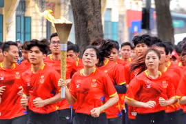 Vận động viên điền kinh Nguyễn Thị Huyền cùng các vận động viên tiêu biểu tham gia rước đuốc. (Ảnh: Tuấn Đức/TTXVN) 
