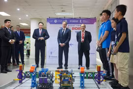 Bộ trưởng Ngoại giao Hoa Kỳ Antony Blinken tham quan một số trưng bày sản phẩm công nghệ tại Đại học Bách khoa Hà Nội. (Ảnh: TTXVN phát)