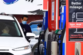 Bơm xăng cho phương tiện tại một trạm xăng ở Los Angeles, California, Mỹ. (Ảnh: AFP/TTXVN) 