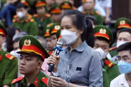 Bị cáo Nguyễn Thị Hương Lan, cựu Cục trưởng Cục Lãnh sự, Bộ Ngoại giao khai báo trước tòa. (Ảnh: Phạm Kiên/TTXVN)