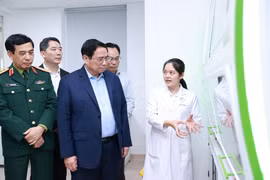 Thủ tướng Phạm Minh Chính thăm các đơn vị nghiên cứu, sản xuất trong Trung tâm Đổi mới sáng tạo Quốc gia (NIC). (Ảnh: Dương Giang/TTXVN) 
