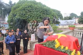 Lãnh đạo tỉnh Sơn La và các đại biểu dâng hương bày tỏ sự tri ân đối với liệt sỹ Đinh Công Thân tại Nghĩa trang liệt sỹ huyện Mộc Châu, tỉnh Sơn La. (Ảnh: TTXVN phát)