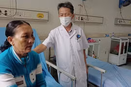 Các y bác sỹ căn dặn những người được xuất viện tiếp tục uống thuốc đều đặn theo hướng dẫn. (Ảnh: Đoàn Hữu Trung/TTXVN) 