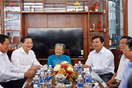 Phó Thủ tướng Chính phủ Lê Minh Khái thăm, chúc Tết mẹ Việt Nam Anh hùng Nguyễn Kim Mai, 90 tuổi, ngụ phường 7, thành phố Cà Mau. (Ảnh: Huỳnh Anh/TTXVN)