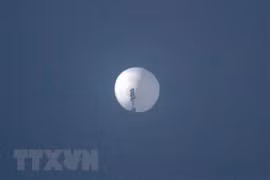 Khinh khí cầu của Trung Quốc bay qua không phận Billings, Montana, Mỹ, ngày 2/2/2023. (Ảnh: AFP/TTXVN) 