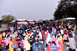Hàng ngàn công nhân lao động Thủ đô khó khăn được hỗ trợ phương tiện về quê đón Tết. (Ảnh: TTXVN phát)