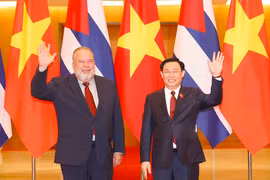 Chủ tịch Quốc hội Vương Đình Huệ và Thủ tướng nước Cộng hòa Cuba Manuel Marrero Cruz chụp ảnh chung. (Nguồn: TTXVN)