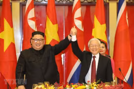 Tổng Bí thư, Chủ tịch nước Nguyễn Phú Trọng chào mừng Chủ tịch Triều Tiên Kim Jong-un tại buổi tiệc chiêu đãi chào mừng tối 1/3/2019. (Ảnh: Trí Dũng/TTXVN) 