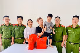 Ngày 29/5, gia đình cháu L.B.L đến cám ơn Đại úy Phạm Tùng Sơn và Thượng úy Lò Xuân Thành cùng Công an huyện Than Uyên. (Ảnh: TTXVN phát) 