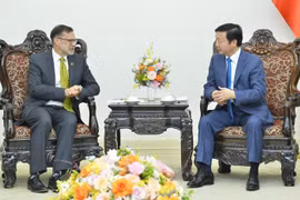 Phó Thủ tướng Trần Hồng Hà tiếp Đại sứ Australia tại Việt Nam Andrew Goledzinowski. (Ảnh: Minh Đức/TTXVN)