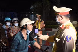 Lực lượng Cảnh sát Giao thông Đường bộ, Công an tỉnh Bạc Liêu kiểm tra nồng độ cồn người tham gia giao thông. (Ảnh: TTXVN phát) 