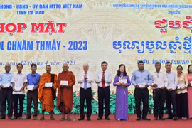 Bí thư Trung ương Đảng, Chủ tịch Ủy ban Trung ương Mặt trận Tổ quốc Việt Nam Đỗ Văn Chiến và Bí thư Tỉnh uỷ, Chủ tịch HĐND tỉnh Cà Mau Nguyễn Tiến Hải trao quà cho 20 đại biểu người có uy tín trong đồng bào dân tộc Khmer tỉnh Cà Mau. (Ảnh: Huỳnh Anh/TTXVN