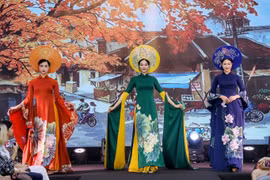 Trình diễn Bộ sưu tập Áo dài Việt Nam gấm hoa của Nhà thiết kế Nguyễn Lan Vy. (Ảnh: Tuấn Đức/TTXVN)