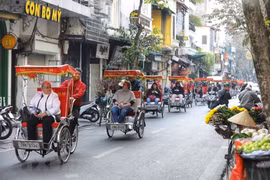 Đoàn khách du lịch quốc tế tham quan phố cổ Hà Nội. (Ảnh: Minh Quyết/TTXVN)