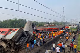 Lực lượng cứu hộ khắc phục hậu quả vụ tai nạn tàu hoả kinh hoàng ở Balasore, bang Odisha, Ấn Độ ngày 2/6/2023. (Nguồn: AFP/TTXVN)