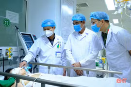 Chủ tịch UBND tỉnh Hà Tĩnh Võ Trọng Hải và Đại tá Nguyễn Hồng Phong - Giám đốc Công an tỉnh đến thăm Thượng úy Trần Trung Hiếu tại Bệnh viện Hữu nghị Đa khoa Nghệ An. (Nguồn: Báo Hà Tĩnh) 