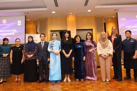 Đại sứ Trần Anh Vũ và phu nhân (áo dài xanh) cùng các quan khách và nghệ sỹ 2 nước Việt Nam-Brunei tại sự kiện. (Ảnh: TTXVN phát)