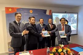 Lễ trao Biên bản hợp tác giữa Trung tâm Văn hóa Việt Nam tại Pháp với Hội xúc tiến văn hóa du lịch Việt Nam tại Pháp và châu Âu. (Ảnh: Nguyễn Thu Hà/TTXVN) 