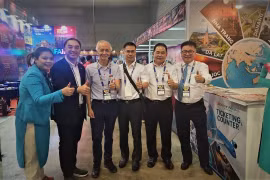 Trưởng đại diện Vietnam Airlines tại Malaysia Hoàng Minh Trí (thứ ba, từ phải sang) chụp ảnh kỷ niệm cùng các đối tác tại quầy hàng. (Ảnh: Hằng Linh/TTXVN)