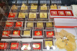 Với nhiều mẫu mã đẹp, đáp ứng nhu cầu mua vàng của người dân với mong muốn thu hút may mắn, tài lộc trong năm Quý Mão nên sức mua đã tăng lên đáng kể. (Ảnh: Minh Hiếu/Vietnam+)