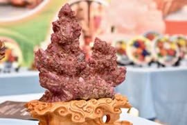 Khối thể Ruby có giá khoảng 200 triệu đồng được bày bán tại phiên chợ. (Ảnh: TTXVN phát) 