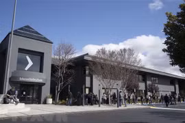 Người dân tập trung bên ngoài trụ sở ngân hàng Silicon Valley Bank (SVB) ở California, Mỹ ngày 13/3. (Ảnh: THX/TTXVN) 