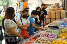 Người dân Indonesia mua bán tại chợ. (Ảnh: Hữu Chiến/TTXVN)