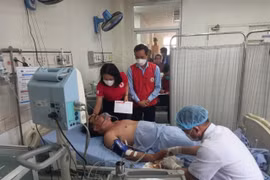 Các bệnh nhân trong vụ tai nạn thương tâm đang được tích cực điều trị tại bệnh viên Đa khoa Trung ương Quảng Nam. (Ảnh: Trịnh Bang Nhiệm/TTXVN)