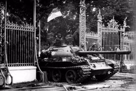 11h30 phút ngày 30/4/1975, xe tăng quân Giải phóng băng qua cánh cổng sắt, đánh chiếm Phủ Tổng thống ngụy Sài Gòn, sào huyệt cuối cùng của quân địch, kết thúc oanh liệt cuộc trường chinh 30 năm chống ngoại xâm của dân tộc. (Ảnh: Mai Hưởng/TTXVN) 