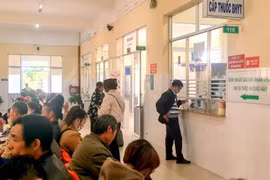 Người dân chờ cấp thuốc tại phòng cấp thuốc bảo hiểm y tế của Bệnh viện Đa khoa Lâm Đồng. (Nguồn: Báo Lâm Đồng) 