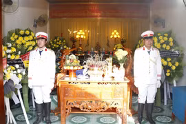 Các chiến sỹ tiêu binh Lào canh gác hương hồn của các liệt sỹ tại nơi quy tập ở tỉnh Xiengkhuoang. (Ảnh: Phạm Kiên/TTXVN)