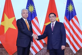 Thủ tướng Phạm Minh Chính và Thủ tướng Malaysia Dato’ Sri Ismail Sabri bin Yaakob chụp ảnh chung. (Ảnh: Dương Giang/TTXVN)