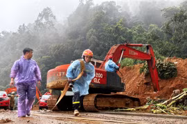 Các lực lượng cứu hộ nỗ lực tìm kiếm 1 người mất tích còn lại trong vụ sạt lở ở đèo Bảo Lộc. (Ảnh: Nguyễn Dũng/TTXVN) 