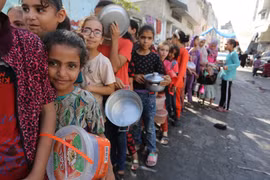 Người dân Palestine xếp hàng chờ nhận thực phẩm viện trợ tại thành phố Rafah, phía Nam Dải Gaza. (Ảnh: THX/TTXVN)