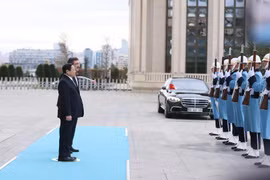 Phó Tổng thống Thổ Nhĩ Kỳ Cevdet Yilmaz và Thủ tướng Phạm Minh Chính tại lễ đón. (Ảnh: Dương Giang/TTXVN)