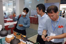 Doanh nghiệp giới thiệu sản phẩm tinh dầu tại Techmart công nghệ sinh học 2023. (Ảnh: Tiến Lực/TTXVN) 