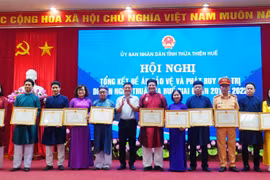 Lãnh đạo tỉnh Thừa Thiên-Huế trao Bằng khen cho các cá nhân có thành tích xuất sắc trong bảo tồn và phát huy nghệ thuật Ca Huế. (Ảnh: Tường Vi/TTXVN) 