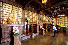 Điện thờ Phật có 5 gian, được bài trí tôn nghiêm, ở giữa tôn trí tượng đức Phật A Di Đà và đức Phật Thích Ca, hai phía là tượng bốn vị Bồ Tát: Quán Thế Âm, Đại Thế Chí, Văn Thù và Phổ Hiền. (Ảnh: Nhật Anh/TTXVN) 