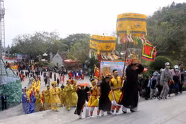 Nghi lễ rước Đức Ông và Thánh mẫu hoàn cung tại Lễ hội đền Cửa Ông tháng Hai năm Quý Mão. (Ảnh: Thanh Vân/TTXVN) 