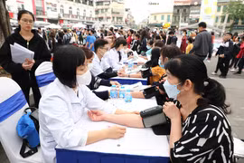 Khám chữa bệnh miễn phí cho bà con nhân dân tại lễ míttinh hưởng ứng Ngày Sức khỏe Thế giới. (Ảnh: Minh Đức/TTXVN)