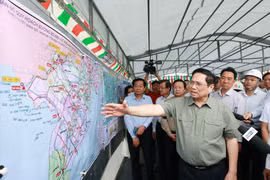 Thủ tướng Phạm Minh Chính kiểm tra tiến độ dự án cầu Mỹ Thuận 2. (Ảnh: Dương Giang/TTXVN) 