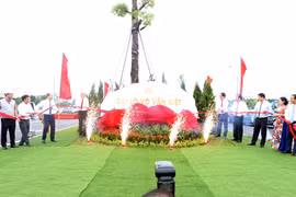 Các đại biểu thực hiện nghi thức gắn biển Đại lộ Võ Văn Kiệt. (Ảnh: Mạnh Tú/TTXVN)