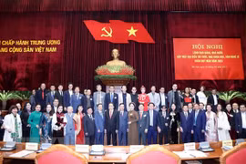 Lãnh đạo Đảng, Nhà nước với các đại biểu thuộc lĩnh vực văn học, nghệ thuật tại buổi gặp mặt đại biểu trí thức, nhà khoa học, văn nghệ sỹ nhân dịp Xuân Quý Mão 2023. (Ảnh: Phương Hoa/TTXVN) 