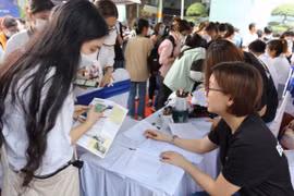 Đông đảo sinh viên, người lao động tham gia “Ngày hội tuyển dụng, việc làm năm 2023” tại Trường Đại học Công nghiệp Thành phố Hồ Chí Minh. (Ảnh: Thanh Vũ/TTXVN)