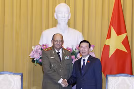 Chủ tịch nước Võ Văn Thưởng và Tổng Tham mưu trưởng, Thứ trưởng Bộ các Lực lượng Vũ trang Cách mạng Cuba Roberto Legrá Sotolongo. (Ảnh: Thống Nhất/TTXVN) 