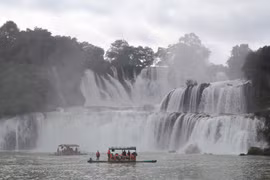 Thác Bản Giốc nhìn từ nước bạn hiện lên vừa hùng vỹ, vừa nên thơ. (Ảnh: Chu Hiệu/TTXVN)