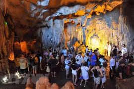 Một điểm du lịch tại vịnh Hạ Long. (Nguồn: TTXVN) 