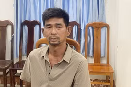 Đối tượng Nguyễn Tấn Phong tại Đồn Biên phòng cửa khẩu Long Bình. (Ảnh: TTXVN phát)