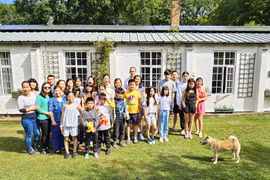 Các học sinh của trường Vietschool London và cha mẹ tham dự trại hè tại Macaroni Woods. (Ảnh: TTXVN phát)